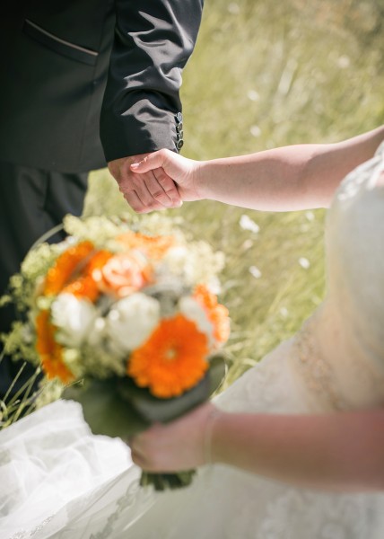 Hand halten Strauß Brautpaar